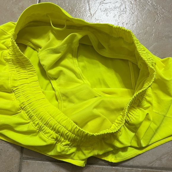Lululemon Hotty Hot Low-Rise Lined Short 4” inch - Picture 2 of 3
